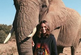Bruna Marquezine usa moletom de R$ 11 mil durante safári na África