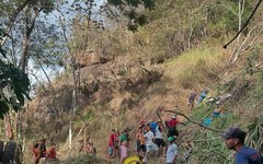 Imagens mostram acidente grave de ônibus que caiu de ribanceira na Serra da Barriga