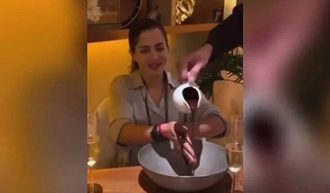 Vídeo: Clientes de restaurante pagam R$1000 para ter mãos lambuzadas de chocolate em 'experiência gastronômica'