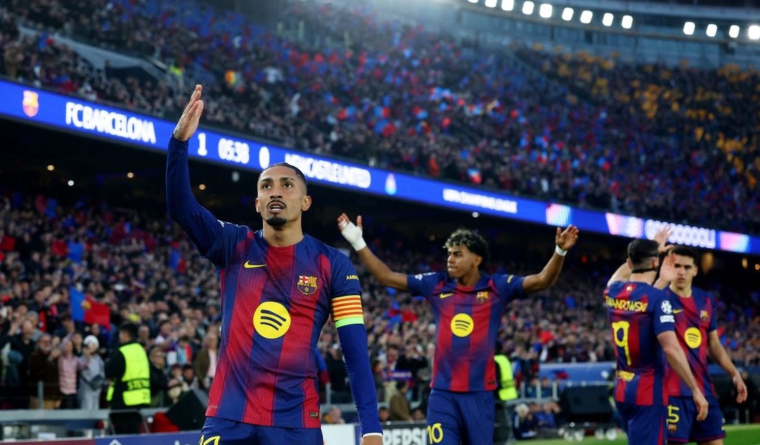 Raphinha marca dois em goleada do Barcelona na Liga dos Campeões