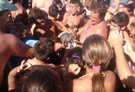 Filhote de golfinho morre ao ser retirado do mar para selfies com turistas