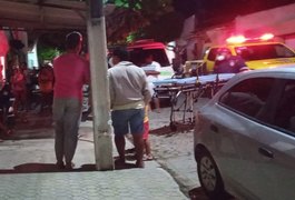 Vídeo. Mulher fica gravemente ferida ao ser esfaqueada durante bebedeira, em Batalha
