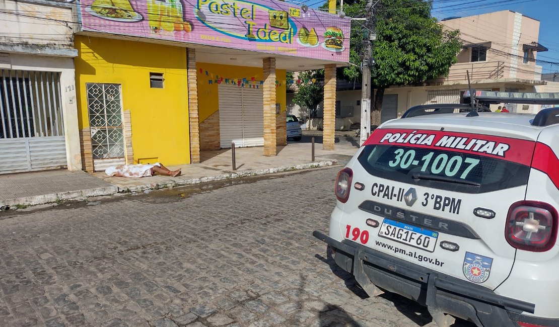 Homem em situação de rua é assassinado em calçada com golpes de faca no bairro Primavera