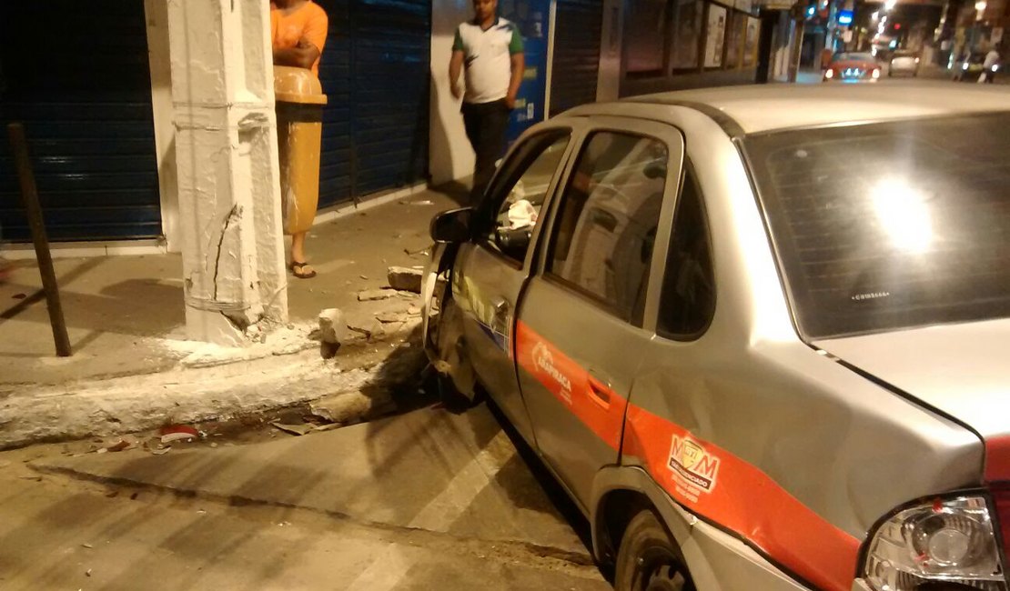 Táxi colide com viatura da PM após avançar sinal vermelho no centro de Arapiraca