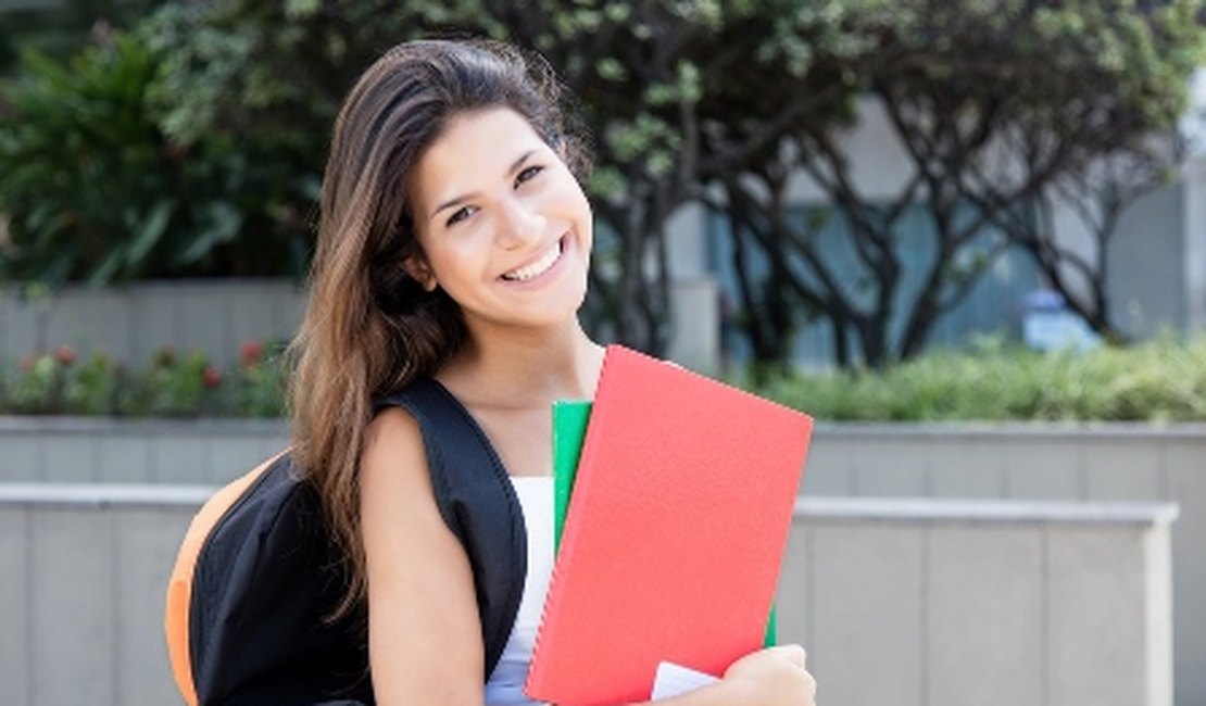 Bolsas de estudo exclusivas para mulheres em universidades internacionais; confira