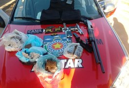 Após denúncia, polícia prende homem e apreende armas e drogas em Arapiraca