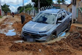 Motorista tenta passar por via em obras e picape fica presa em buraco, no bairro Massaranduba