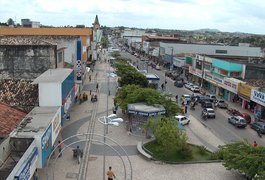 Homens furtam sorvetes no Centro de Arapiraca, na madrugada de hoje (28)