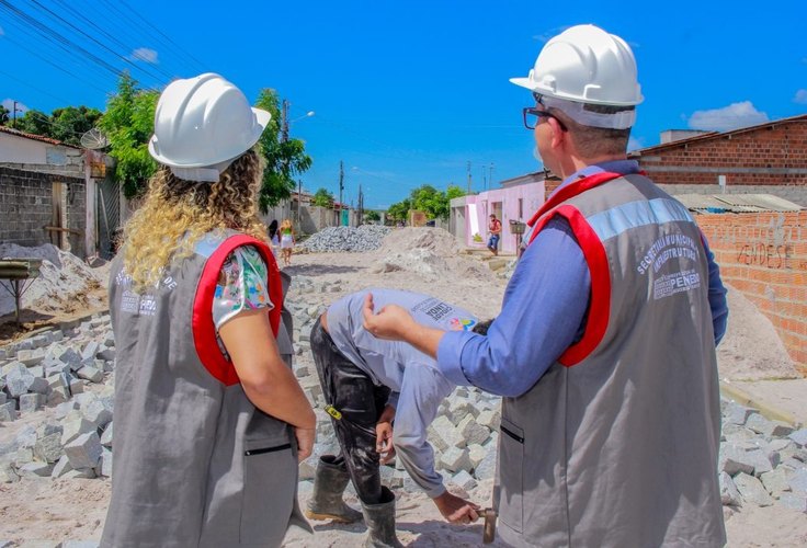 Prefeitura de Penedo está concluindo obras de pavimentação e drenagem em diferentes bairros