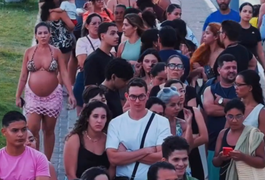 VÍDEO: Multidão forma fila gigante na Orla de Maceió para provar bolo vulcão que viralizou na internet