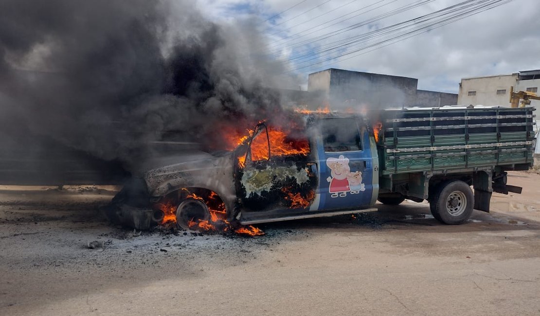 Caminhonete da Oops Telecom é tomada pelas chamas em Arapiraca; ASSISTA