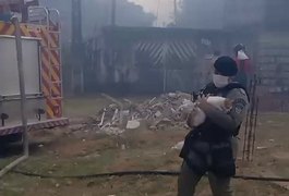 PM e CBM resgatam idosa e mais de 20 animais em meio a um incêndio em Maceió