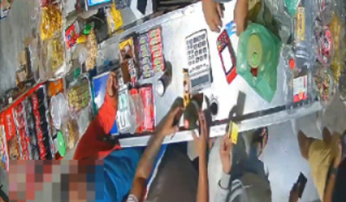 VÍDEO: Homem aproveita movimento em supermercado e furta celular no bairro Bom Sucesso