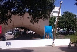 Menores rasgam lona da Praça do Artesanato e causam dano ao patrimônio público de Arapiraca