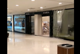 VÍDEO. Água invade vitrine de loja em shopping de Recife