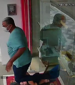 Vídeo. Funcionária de ótica briga com criminoso durante tentativa de assalto, em Arapiraca