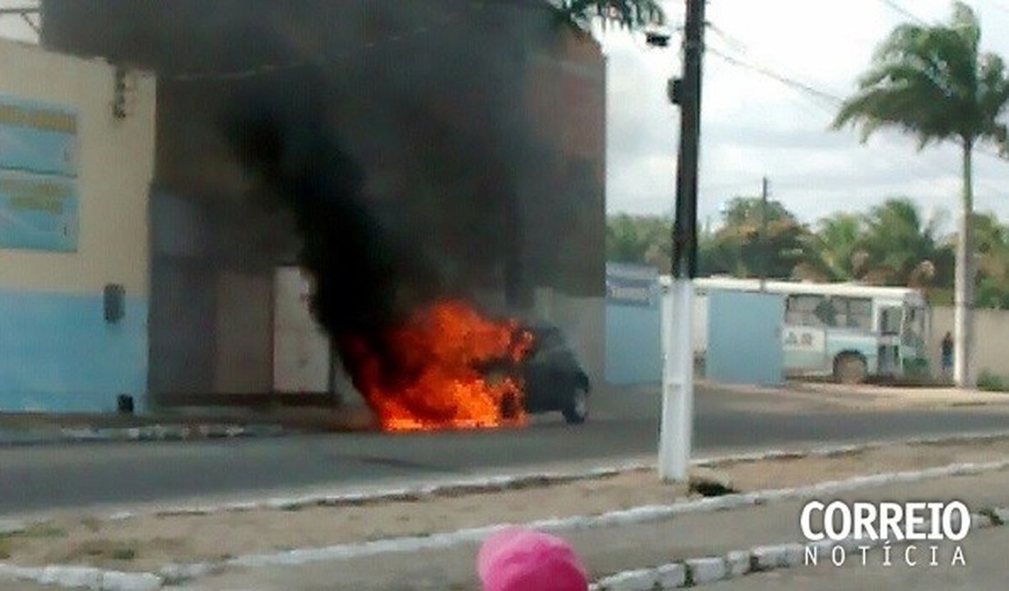 Criminosos incendeiam carro após tentativa de homicídio no Sertão alagoano