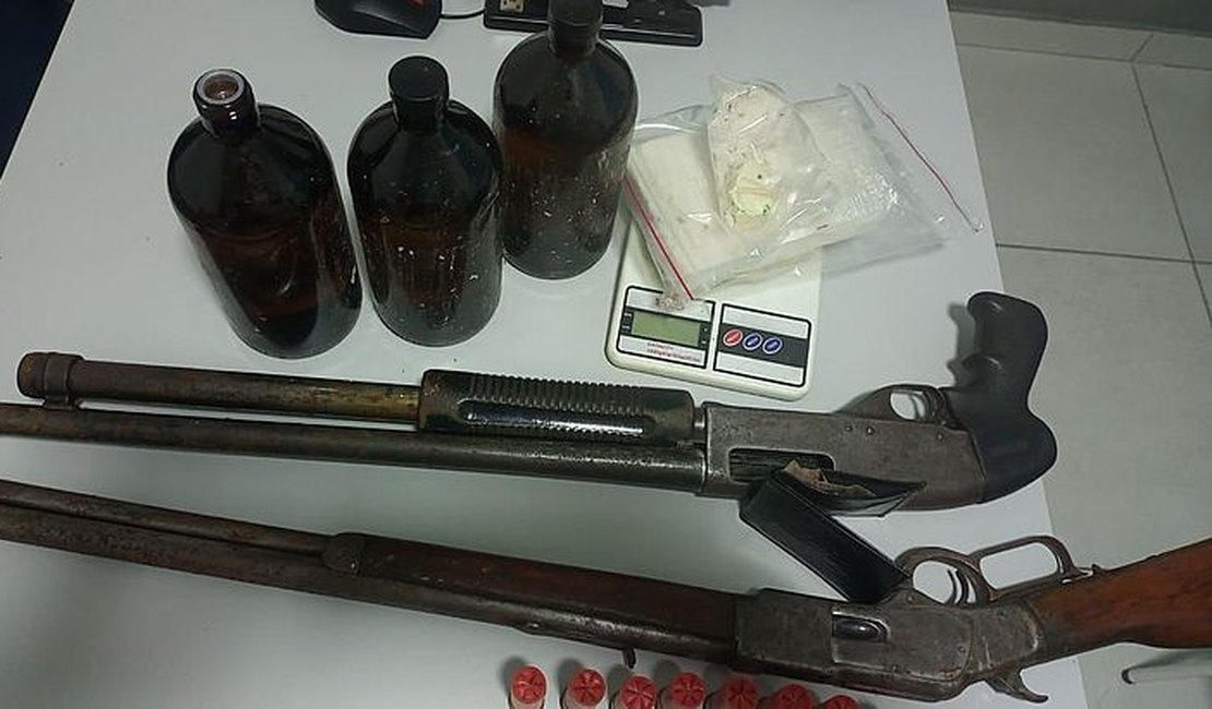 Homem com tornozeleira eletrônica é preso por suspeita de tráfico, em Maceió