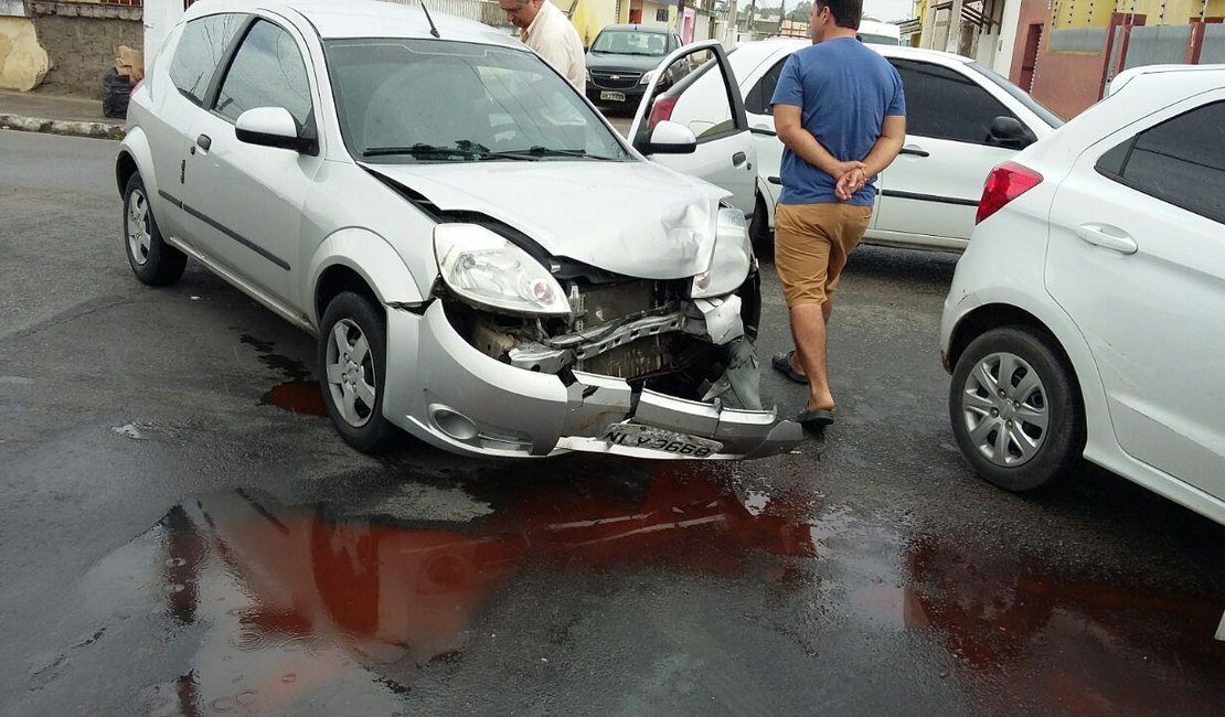 Carros ficam com a dianteira danificada após colisão em Arapiraca