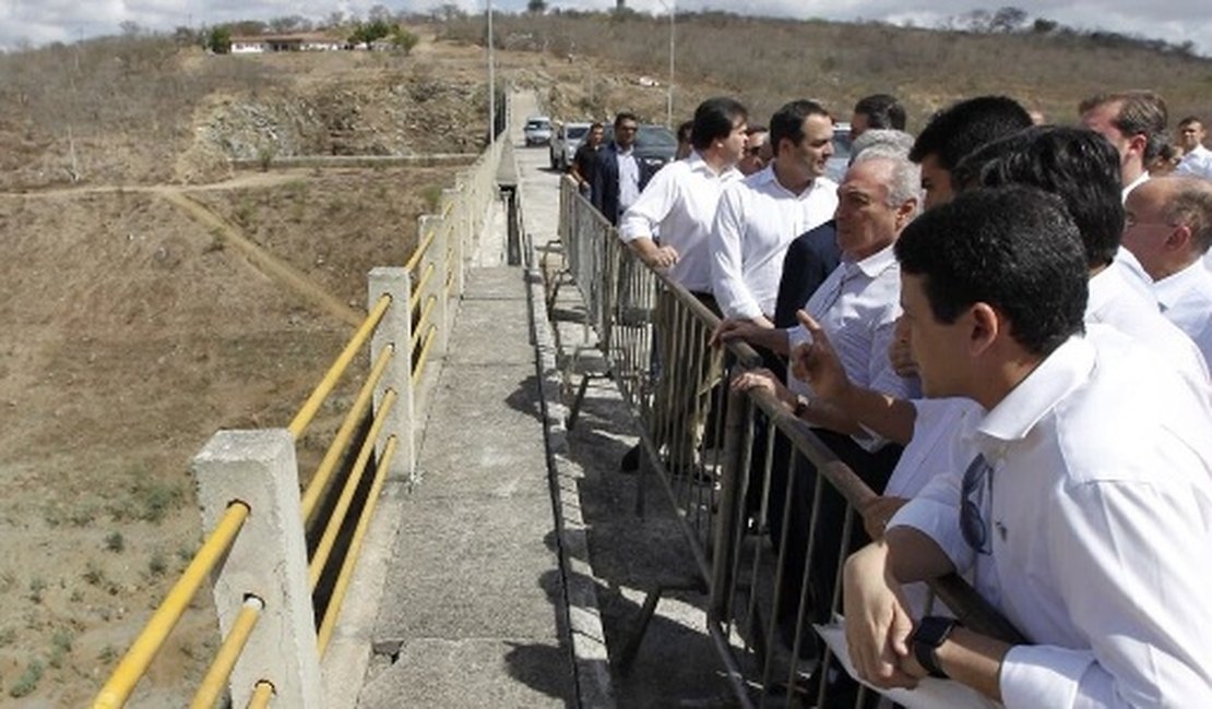 Temer escapa de protesto em passagem relâmpago por Caruaru (PE)