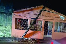 Motorista bate com o caminhão em poste causando queda de energia no Agreste alagoano