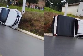 Motorista capota caminhonete e veículo fica virado lateralmente em Feira Grande