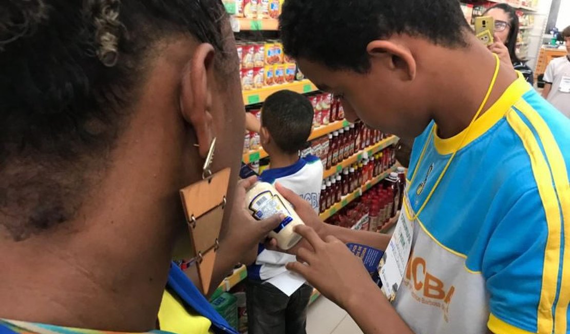 Crianças de escolas municipais participam de ação educativa sobre consumo consciente