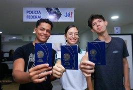 Governo de Alagoas entrega kits para estudantes que participarão de intercâmbio na Inglaterra