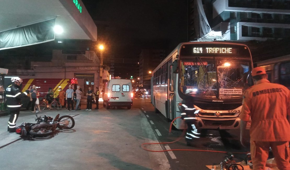 Colisão de ônibus em moto deixa dois feridos em Maceió