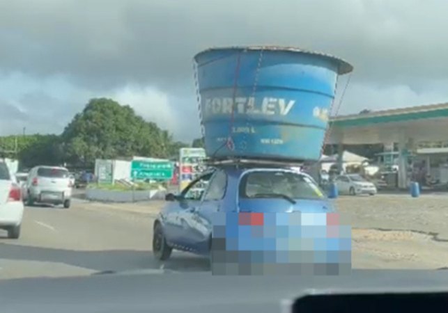 VÍDEO: Caixa d'água é transportada em cima de Ford Ka no trânsito de Arapiraca