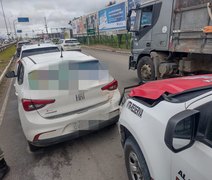 Batida entre viatura da Polícia Militar e dois carros é registrada no bairro Santa Edwiges