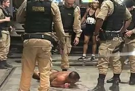 Em suposto surto, homem nu destrói academia e é espancado por populares