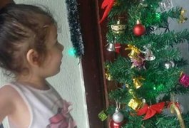 Menina que deixou de ser cega vê árvore de Natal pela 1ª vez