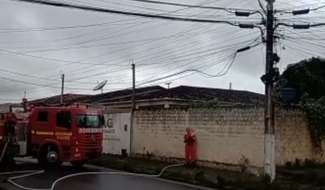 Vídeo: Fiação de internet provoca incêndio em poste no Jardim de Maria, em Arapiraca
