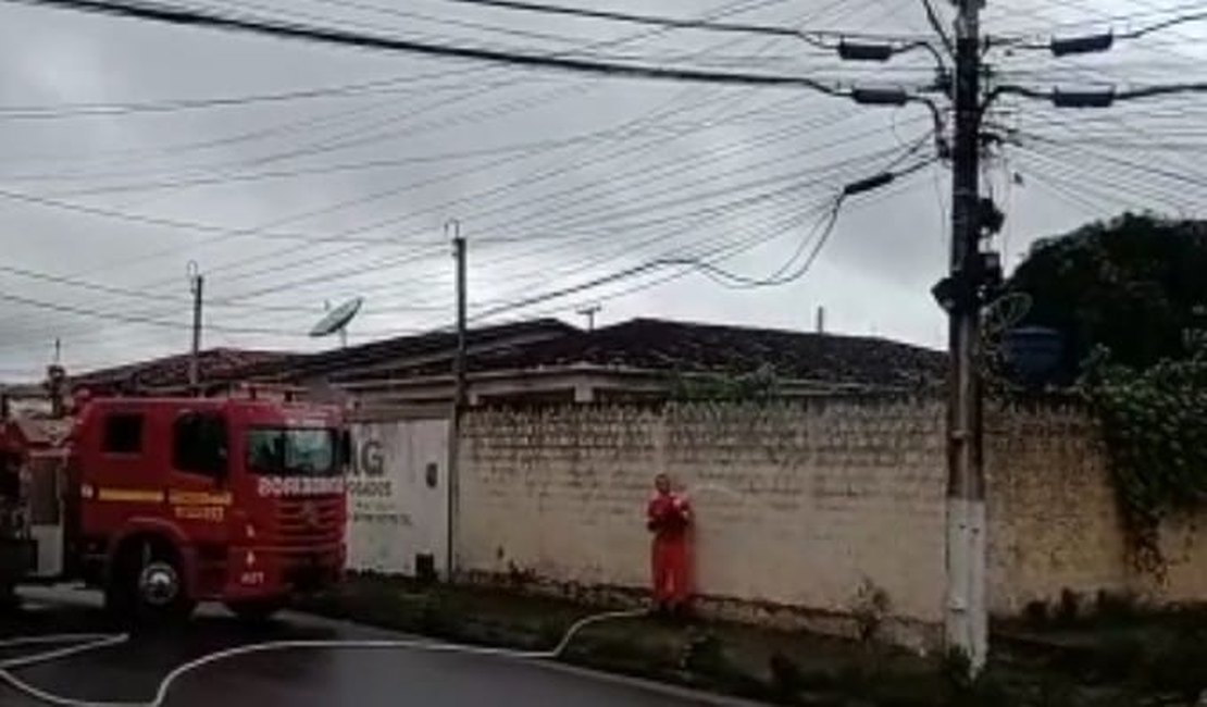 Vídeo: Fiação de internet provoca incêndio em poste no Jardim de Maria, em Arapiraca