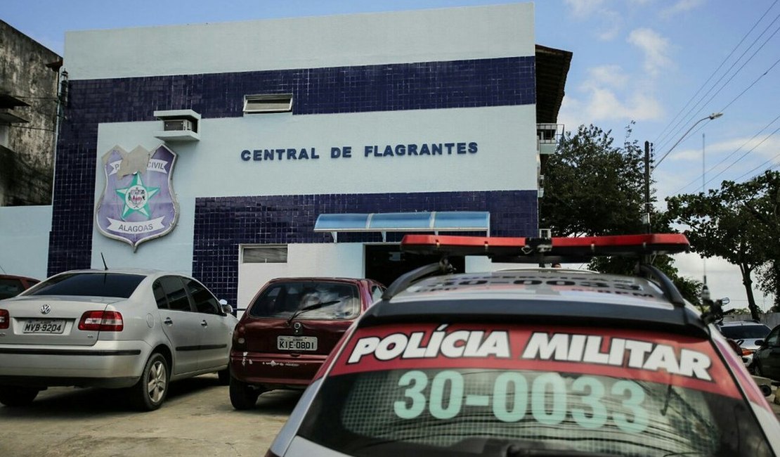Jovem é detido suspeito de agredir a própria mãe no centro de Maceió