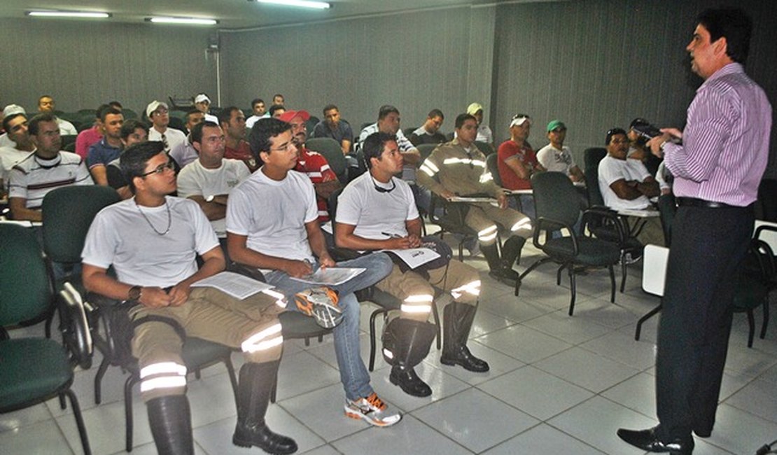 Prefeitura de Arapiraca capacita agentes de trânsito