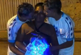 Amor a três: Torcedores do CSA presenteiam namorada em vídeo romântico
