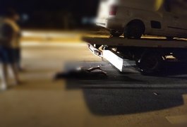 Sem capacete, motociclista morre ao colidir contra guincho em Arapiraca