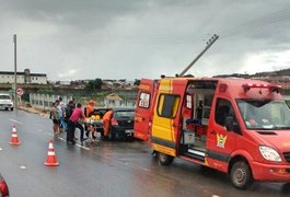 Motorista perde controle de veículo e fica ferido após bater em poste, em Arapiraca