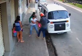 Vídeo. Mulheres são assaltadas por dupla em motocicleta no Centro de Arapiraca