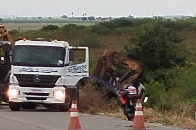 Caminhão munck cai em ribanceira e provoca congestionamento na AL-115, em Lagoa da Canoa