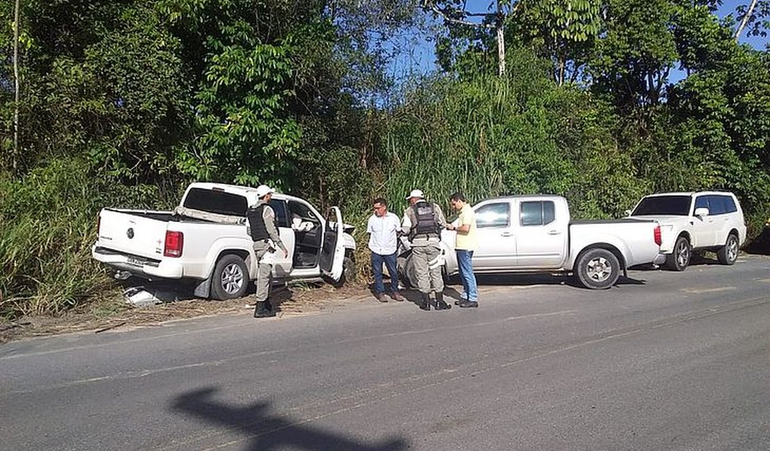 Caminhonete entra na contramão e bate em veículo na AL-105; duas pessoas ficaram feridas