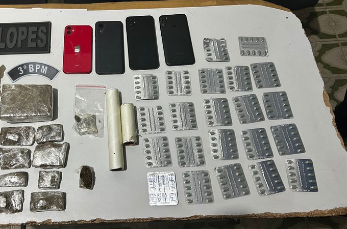 Ação policial no bairro Canafístula resulta em apreensão de drogas em residência e prisão de homem com histórico criminal