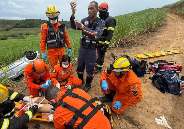 Capotamento de carro em ribanceira deixa mulher gravemente ferida, em Matiz de Camaragibe