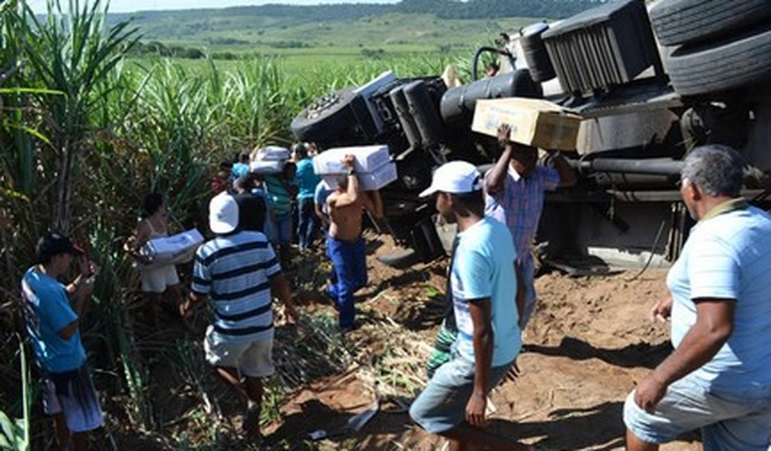 Populares saqueiam carga de caminhão após colisão com ambulância na BR 101