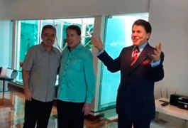 Gugu Liberato presenteia Sílvio Santos com réplica de cera