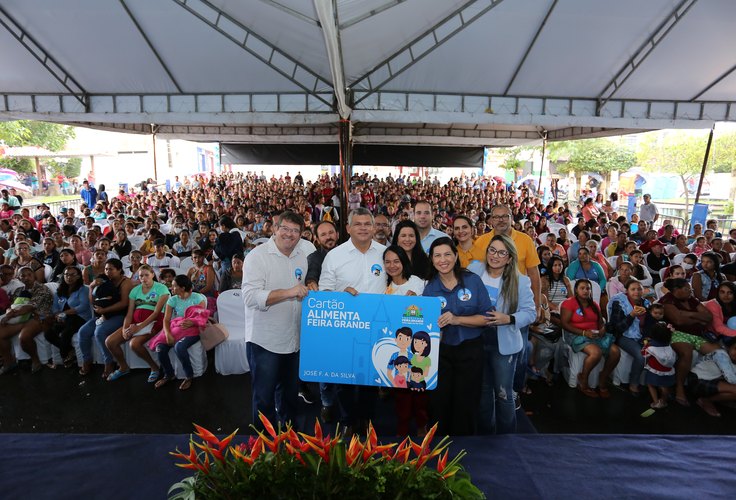 Famílias de baixa renda recebem da prefeitura o 'cartão alimenta Feira Grande'