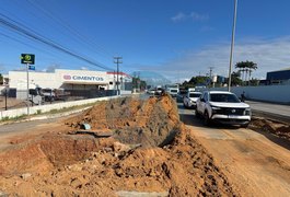 Cratera é aberta por causa de obra e trânsito fica lento na AL-220, em Arapiraca