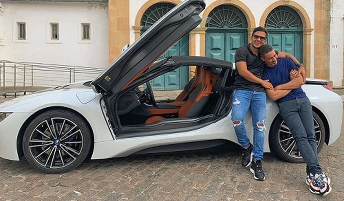 Ostentando carrões, Carlinhos Maia e Lucas Guimarães dirigem sem CNH